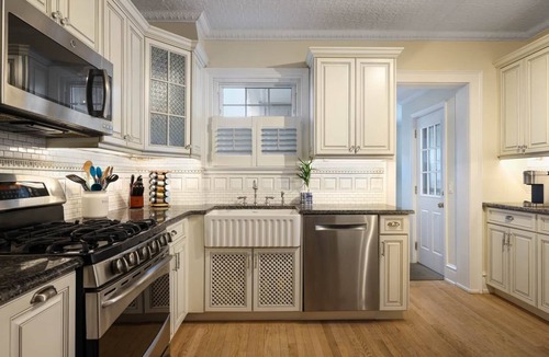 Wall House | 2 Blocks from the Beach with Pool