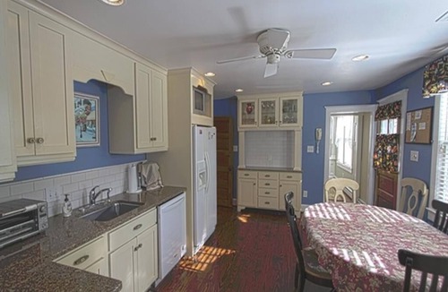 Cape May House | 2 Blocks to Beach & Shopping. 4 Bedrooms, Sleeps 8 Guests.