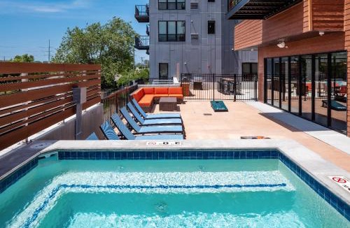 Downtown Des Moines Apartment | 2 BR Dwntwn Apt with Hot Tub
