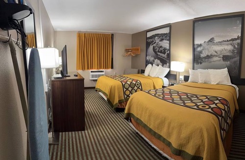Lexington Hotel | 2 Charming Rooms Near Restaurants & Local Attractions | Free Breakfast & Parking