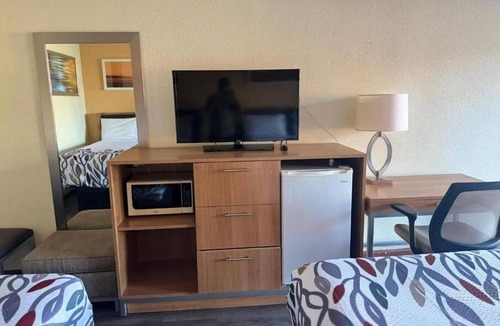 St. George Hotel | 2 Comfortable Rooms Stay Near Attractions – Includes Desk & Private Bath