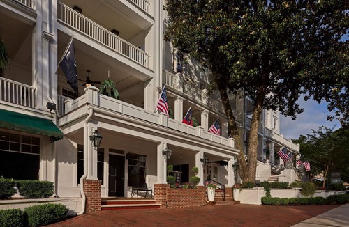 Summerville House | 2 Connecting Suites at a 4⭐️ Hotel