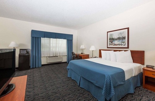 Des Moines Apartment | 2 Connecting Suites at a Hotel