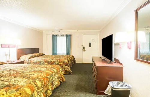 Huntsville Hotel | 2 Convenient Huntsville Rooms Near US-72 | Free Parking for Stress-Free Stays