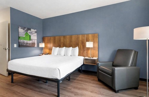 McDonough Hotel | 2 Efficient Rooms for McDonough Stays | 3.8 Mi from Trampoline & Adventure Park