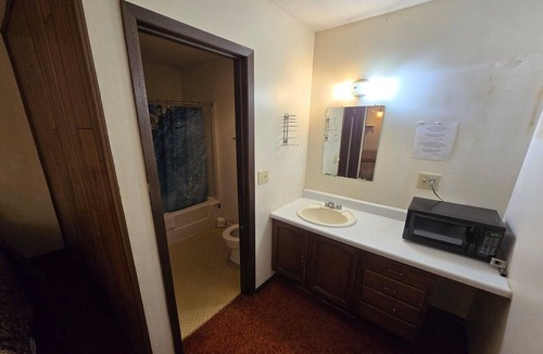 Eagle Grove Apartment | 2 Full Beds Non-Smoking
