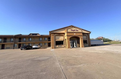 Coffeyville Apartment | 2 Full Beds | Non-Smoking