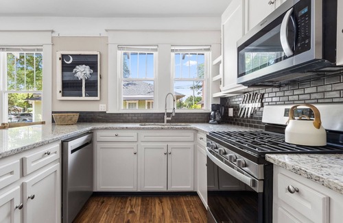 Earlewood House | 2 King Suites w/Private Baths | Near USC & Ft. Jackson