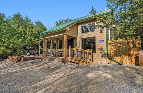 Ashland Cabin | 2 Level Cabin w/Hot Tub & Fireplace. 1.5 Bathrooms, 2 Queen Beds