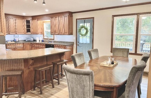 Conestee House | 2 Living Spaces -2800 ft.² -Sleeps 10