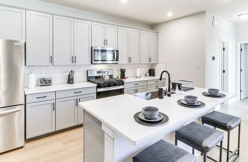 Round Rock Apartment | < 2 Mi Kalahari & Dell Diamond! Modern Townhome