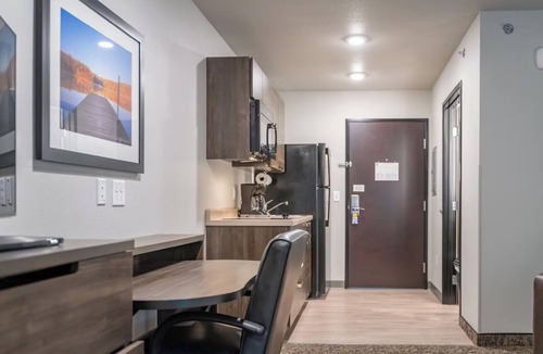 Mitchell Hotel | 2 Modern Suites with Fully Equipped Kitchen Near Mitchell Prehistoric Village