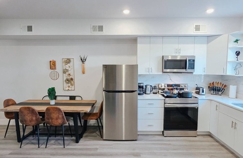 Center City Apartment | 2 Parking Spots/Sleep 14/King Bed/Pool Table