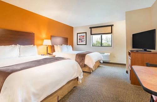 Council Bluffs Hotel | 2 Pet-Friendly Studios Close to Mid-America Center – Walk to Henry Doorly Zoo