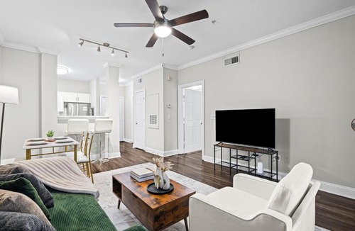 Old Fourth Ward Apartment | 2 Private Condos - Sleeps 8 - Rooftop Pool & Gym with Skyline Views