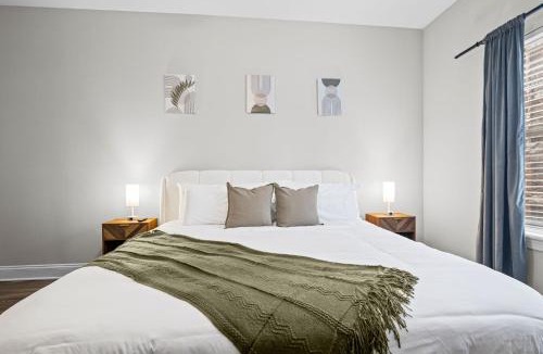 Old Fourth Ward Apartment | 2 Private Condos - Sleeps 8 - Rooftop Pool & Gym with Skyline Views