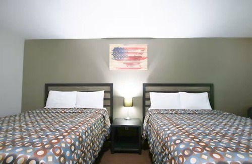 Glenwood Hotel | 2 Queen Beds near Keg Creek Brewing | Near Hwy 34 | Ideal for Friends & Group