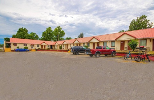 Hiawatha Apartment | 2 Queen Beds|Non-Smoking
