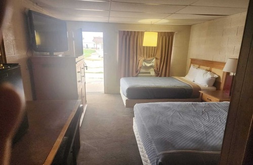 Quinter Apartment | 2 Queen Beds|Non-Smoking