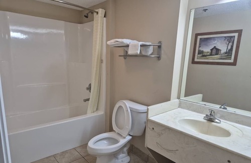 Chickamauga Hotel | 2 Quiet King Rooms Ideal for Budget Travelers Visiting Chickamauga