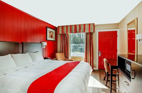 Ridgeland Hotel | 2 Relaxing Rooms w/Private Bath + Flat-Screen TV Near Local Spots