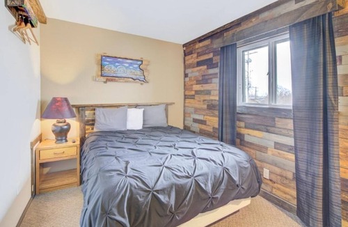 Chamberlain Hotel | 2-Room Chamberlain Stay w/Free Parking – Easy Access to I-90 for Travelers