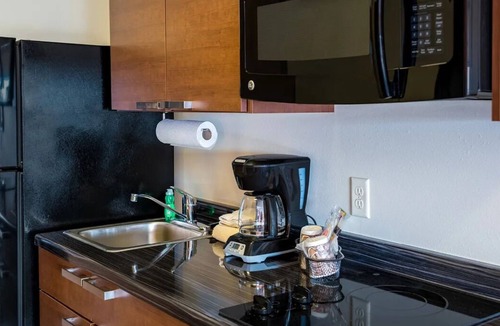 Sioux Falls Hotel | 2 Room w/Modern Touches & Pet-Friendly Comfort Near Falls Park