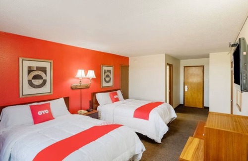 Morton Hotel | 2 Rooms Perfect for Group Stays! Off I-74 in Morton Near Dining Sites