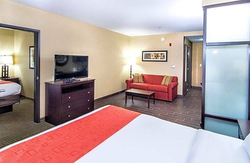 Elkton Hotel | 2-Star Hotel ∙ Holiday Inn Express & Suites Elkton - University Area, an IHG Hotel
