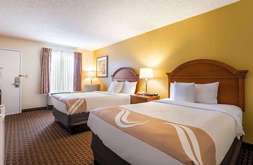 Gold Rock Hotel | 2-Star Hotel ∙ Quality Inn North Battleboro