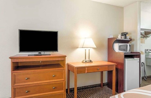 Gold Rock Hotel | 2-Star Hotel ∙ Quality Inn North Battleboro