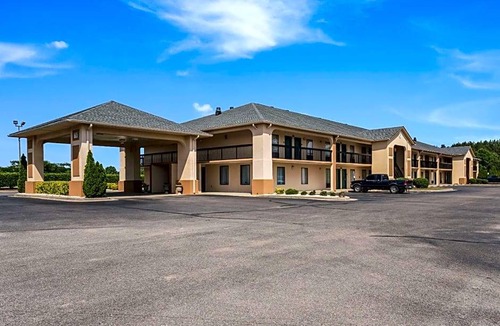 Gold Rock Hotel | 2-Star Hotel ∙ Quality Inn North Battleboro