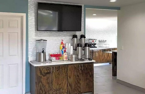 Calhoun Hotel | 2-Star Hotel ∙ Rodeway Inn South