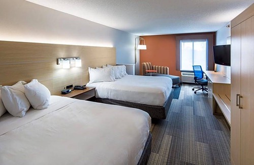 Cedar Rapids Hotel | 2-Star Hotel ∙ Holiday Inn Express Cedar Rapids - Collins Road, an IHG Hotel
