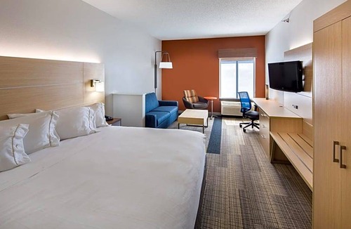 Cedar Rapids Hotel | 2-Star Hotel ∙ Holiday Inn Express Cedar Rapids - Collins Road, an IHG Hotel