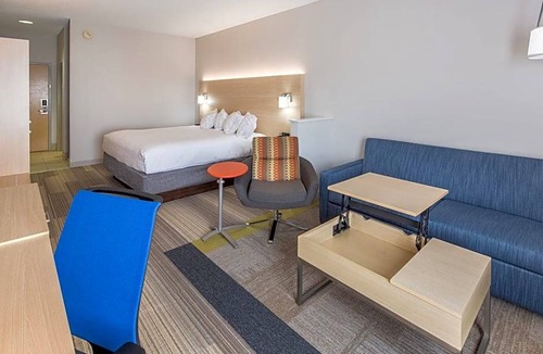 Cedar Rapids Hotel | 2-Star Hotel ∙ Holiday Inn Express Cedar Rapids - Collins Road, an IHG Hotel