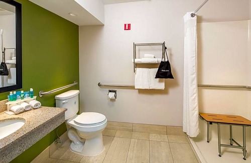 Cedar Rapids Hotel | 2-Star Hotel ∙ Holiday Inn Express Cedar Rapids - Collins Road, an IHG Hotel