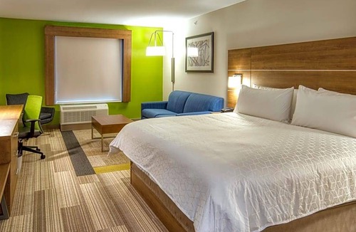 Downtown Omaha Hotel | 2-Star Hotel ∙ Holiday Inn Express & Suites - Omaha Downtown - Airport, an IHG Hotel