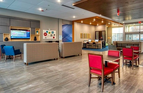 Downtown Omaha Hotel | 2-Star Hotel ∙ Holiday Inn Express & Suites - Omaha Downtown - Airport, an IHG Hotel