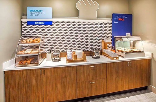 Downtown Omaha Hotel | 2-Star Hotel ∙ Holiday Inn Express & Suites - Omaha Downtown - Airport, an IHG Hotel