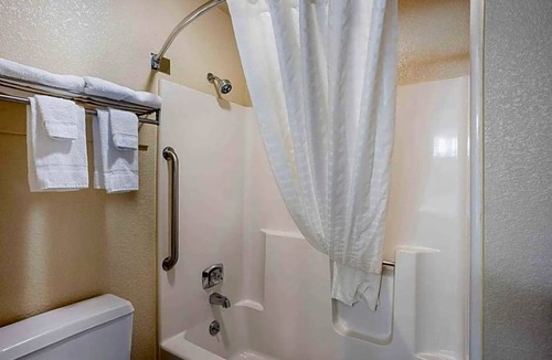 Southwest Area Hotel | 2-Star Hotel ∙ Quality Inn Cedar Rapids South
