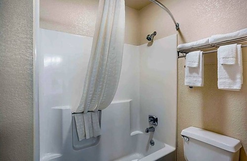 Southwest Area Hotel | 2-Star Hotel ∙ Quality Inn Cedar Rapids South