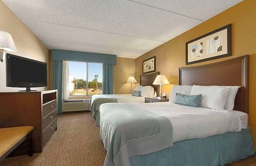 Terry Sanford Hotel | 2-Star Hotel ∙ Wingate by Wyndham Fayetteville/Fort Bragg