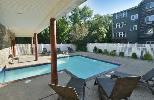 Johnston Hotel | 2 Suites | Modern Stay in Johnston, IA | 5 mi to Gray’s Lake Park
