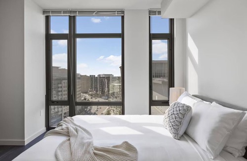 Bluemont Hotel | 2 Units | Arlington Retreat | Rooftop & Balcony | Near DC Landmarks & Dining
