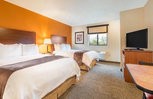 Jamestown Hotel | 2 Units w/2 Queen Beds Each & Kitchenette – Perfect for Families & Groups