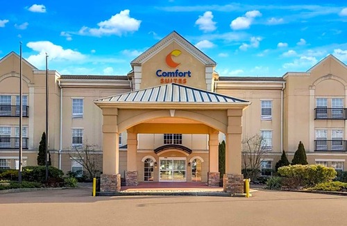 Monmouth Junction Hotel | 2-Star Hotel ∙ Comfort Suites Near University