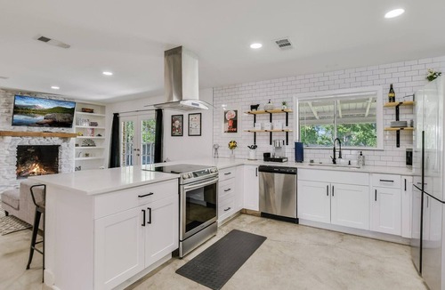 Round Rock House | 20-min Uber to ATX 10-min to Kalahari and Sports Parks 10-min walk to Downtown