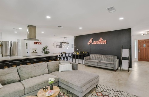 Round Rock House | 20-min Uber to ATX 10-min to Kalahari and Sports Parks 10-min walk to Downtown