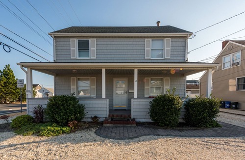 Ortley Beach House | 2026 LAVALLETTE: NEW Gourmet Kitchen & Bathroom & 2 Blocks to BEACH